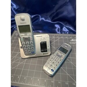 2 Handsets! Panasonic KX-TGEA20 Handsets w/ Ni-MH Batts. KX-TGE260 Base Charger
